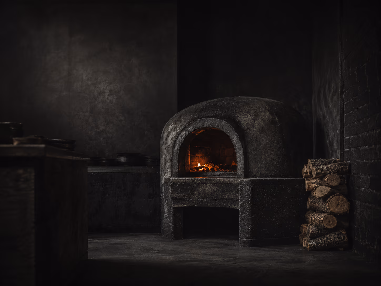 O forno de barro aceso na cozinha