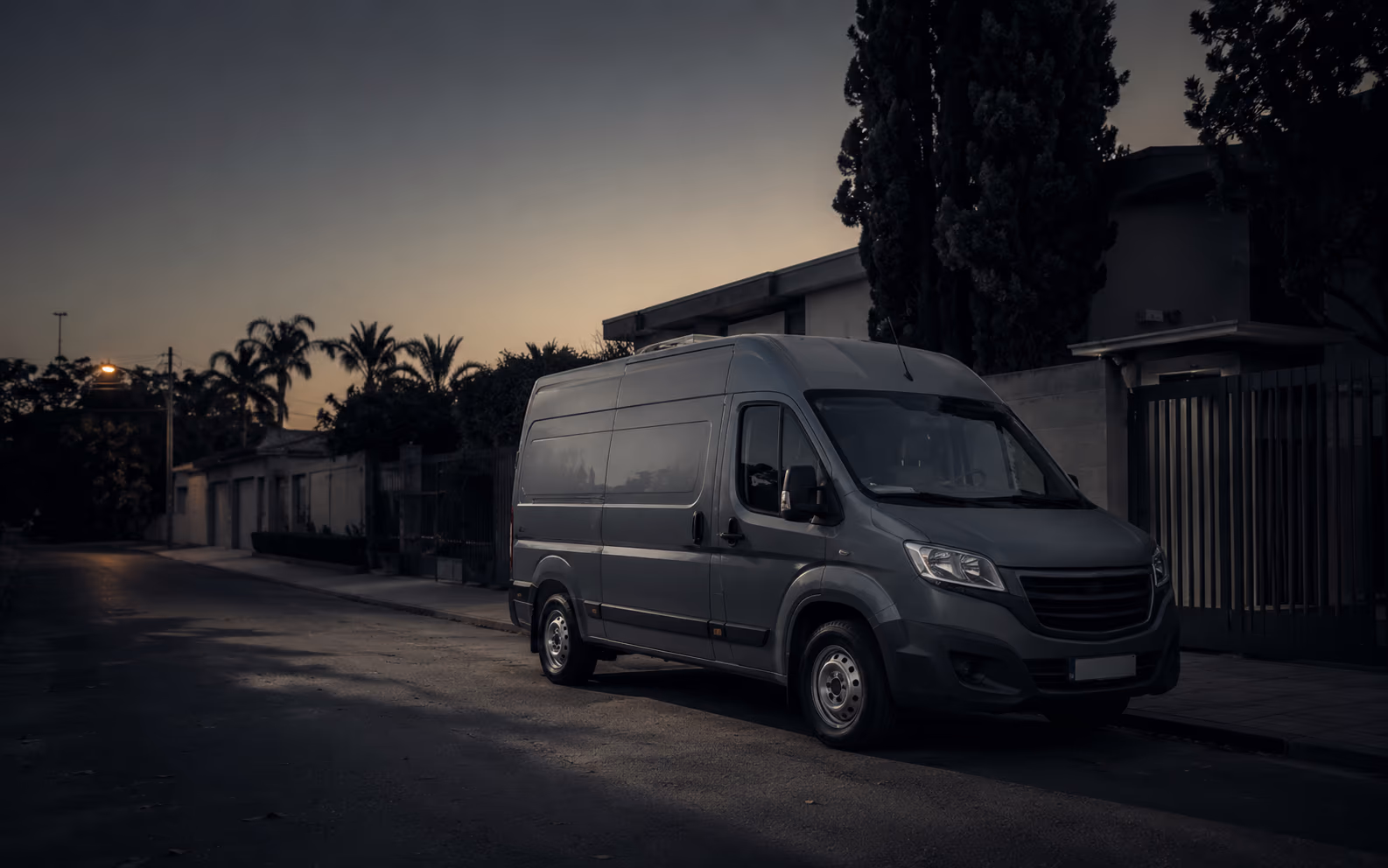 A van da equipe estacionada em frente à obra